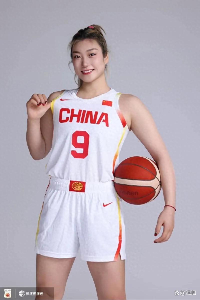 雷火电竞主播-女篮选手在全明星赛中表现出色